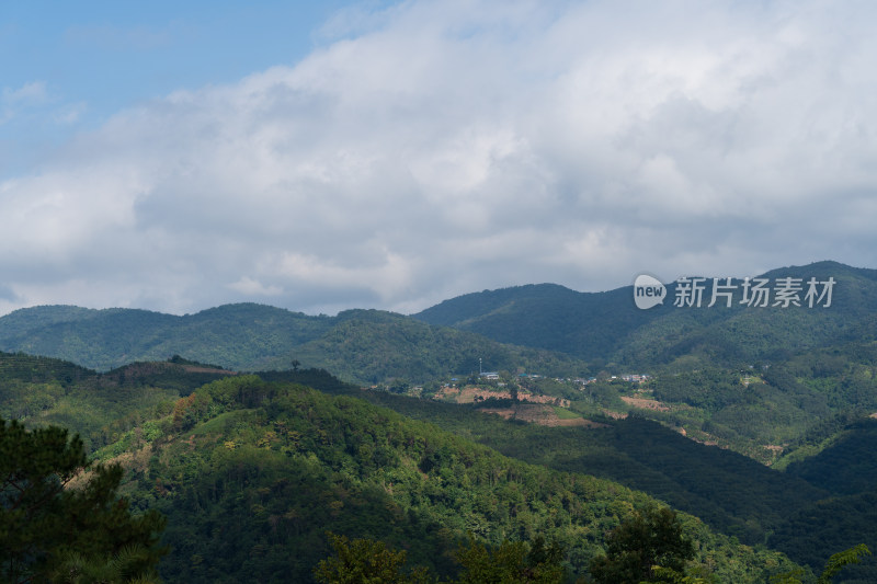 蓝天白云下的山峦景色