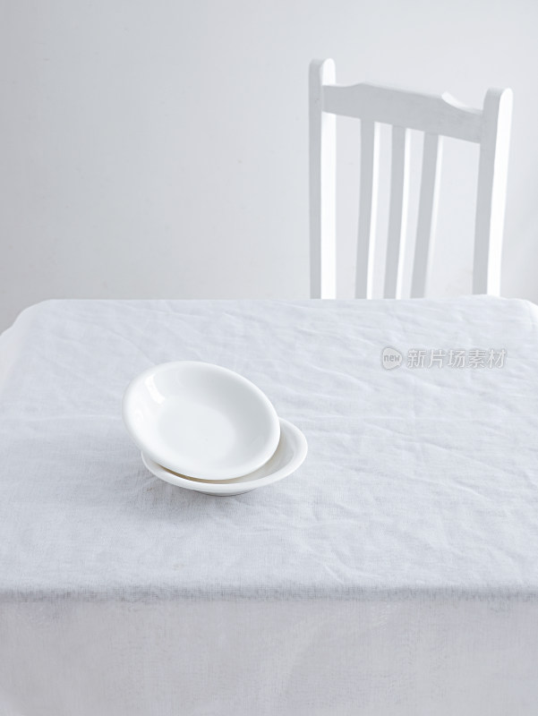白色桌面上的白色餐具