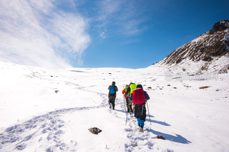 雪山徒步攀登旅行