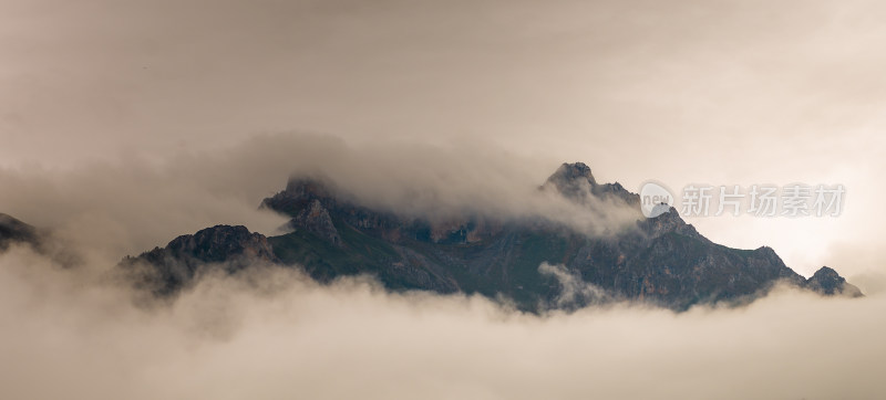 云雾中的森林山峰虎头山