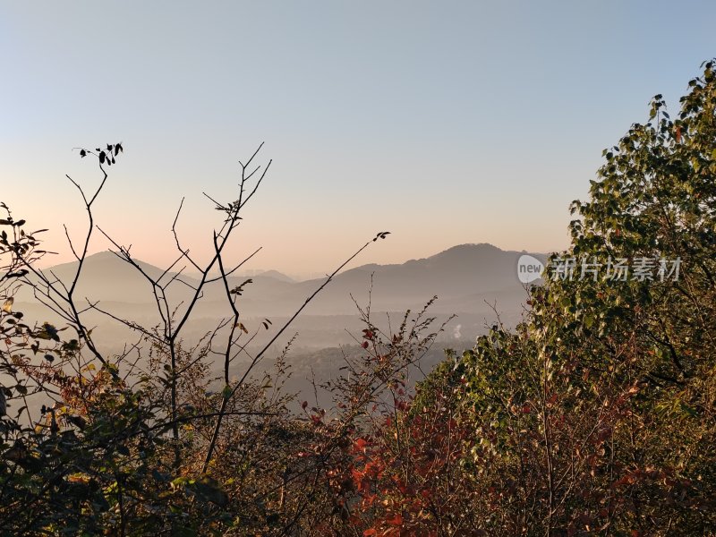 山林间日出景象展现自然之美