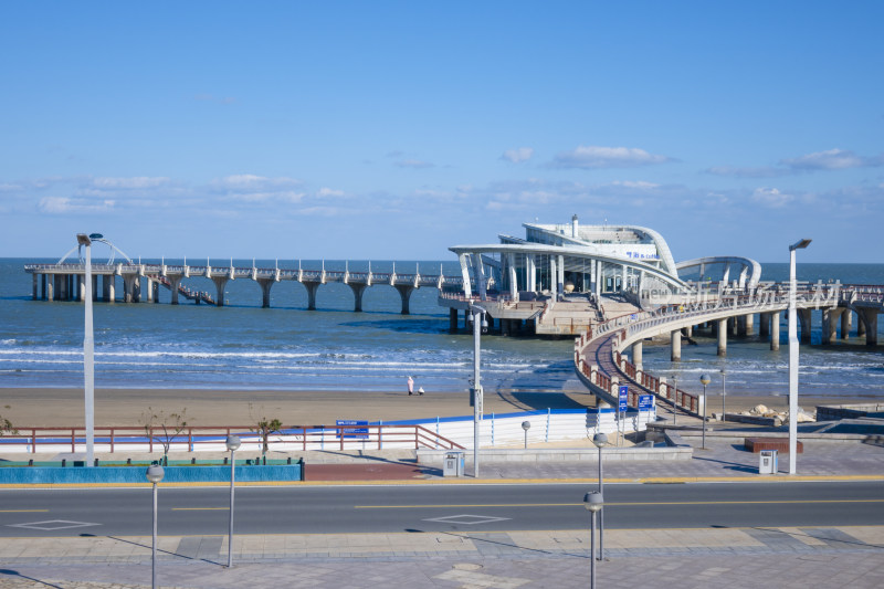 烟台城市开发区天马栈桥广场海边建筑风光