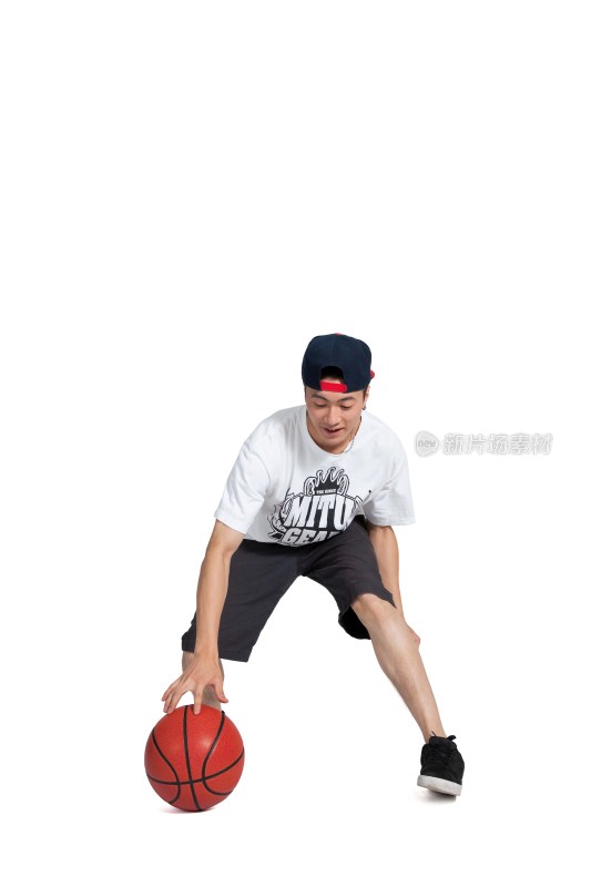 棚拍年轻男人玩篮球