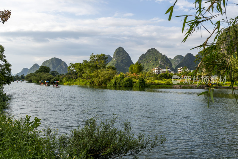 阳朔遇龙河竹筏漂流