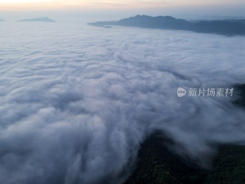 航拍云海之上的山峦