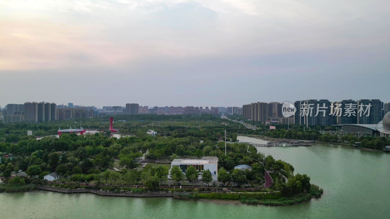 航拍河南商丘市日月湖景区