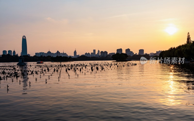 济南城市湖畔日落景观