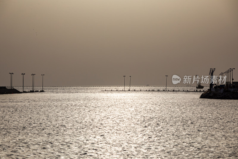 山东日照灯塔景区海上雾色日出景观