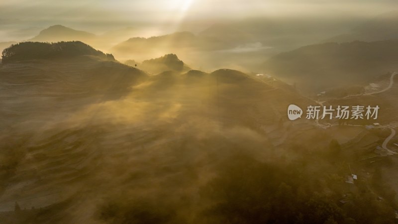 重庆酉阳：雾锁青山村庄靓