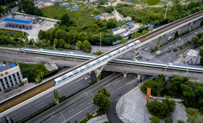 城市中轻轨与道路交汇的壮观景象