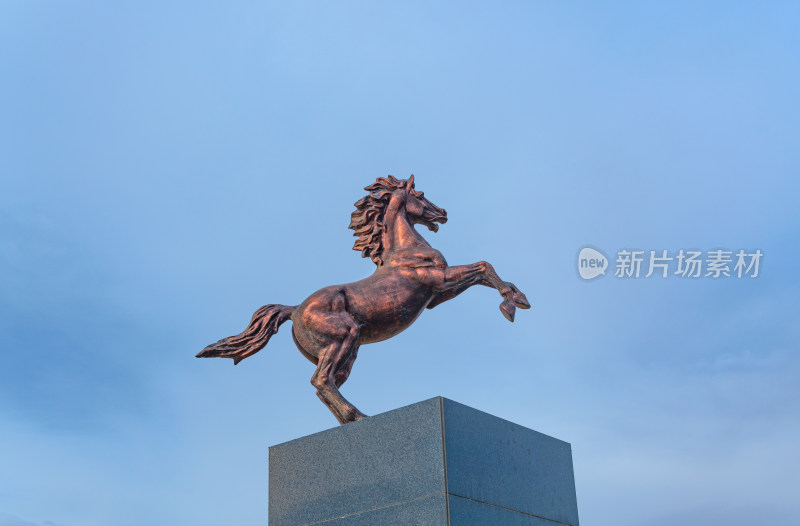 内蒙古巴彦淖尔温根塔拉旅游景区铜马雕像