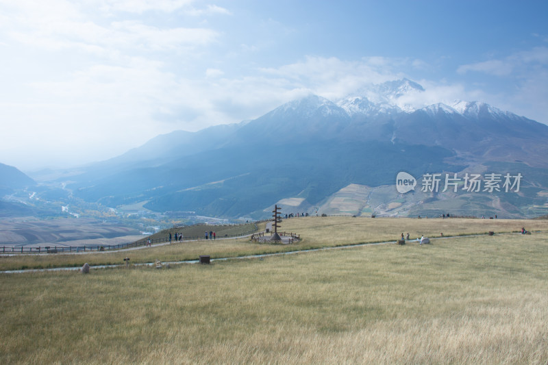 青海祁连山脉秋天的森林雪山自然风光