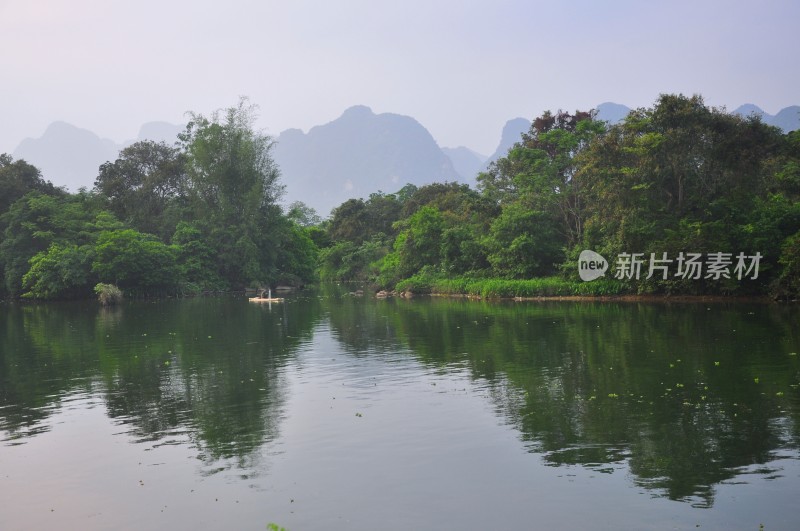 夕阳下天青色远山雾气腾腾河流山水倒影