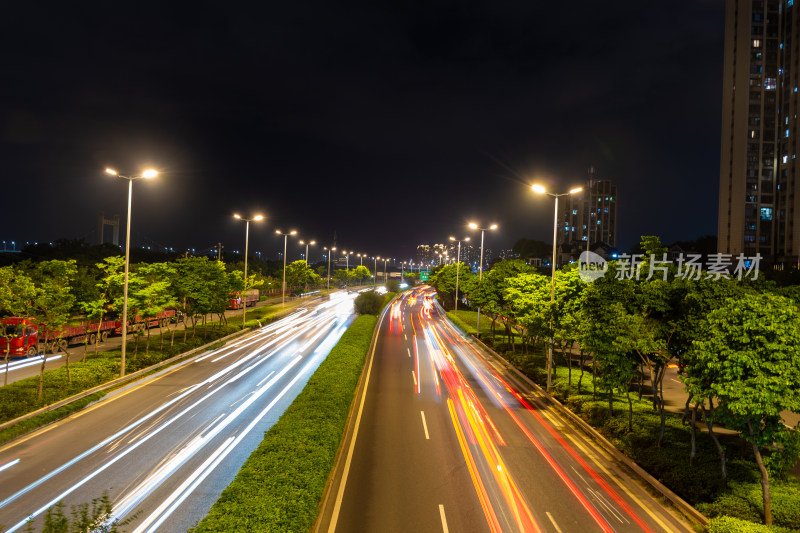 夜晚城市道路车流与建筑景观