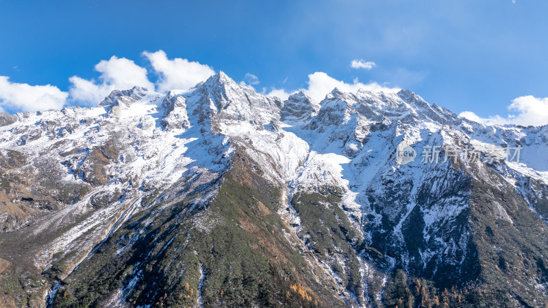 四川阿坝理县毕棚沟的雪山雪景