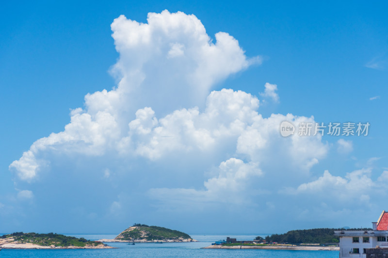 东山岛蓝天白云下的海岛风光