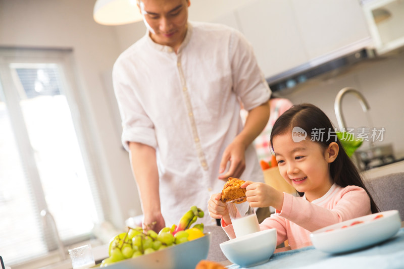 幸福家庭在吃早餐