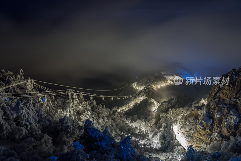 河南老君山寒冷冬季夜晚大雪冰冻的索道