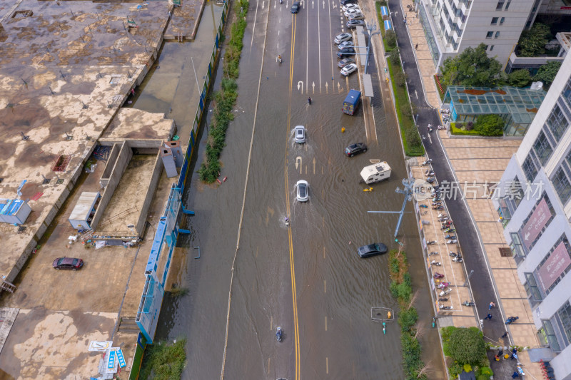 雨后积水的城市道路