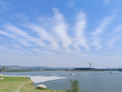 户外湖边有小船的自然风景-洛水昌谷