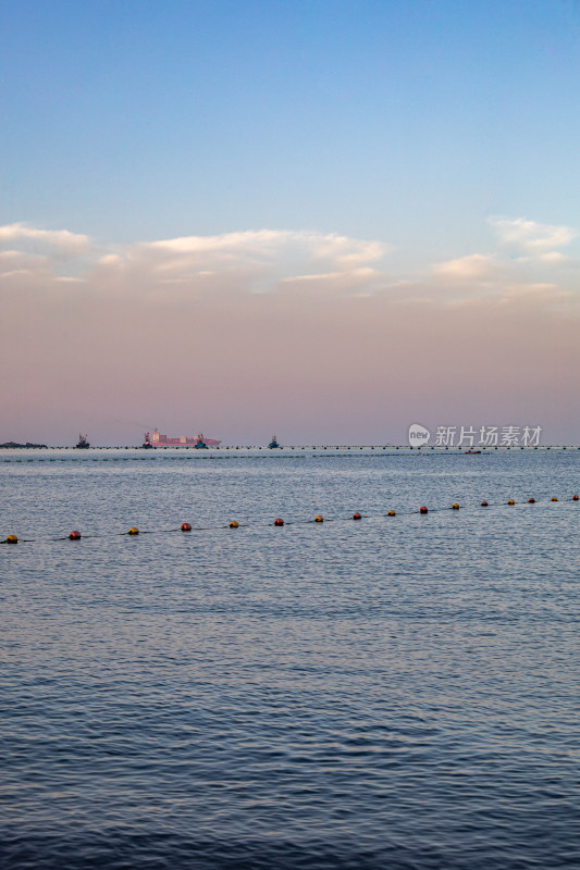 青岛小鱼山第一海水浴场汇红瓦绿树碧海蓝天