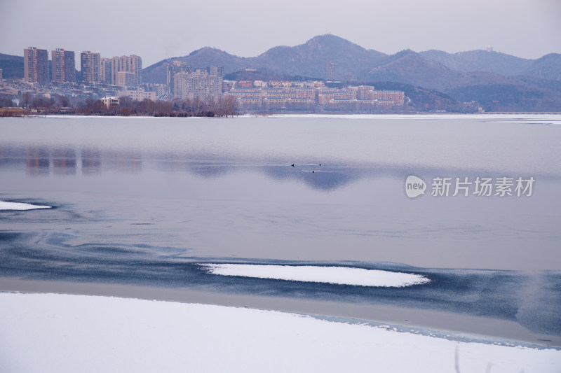 黄昏时大连西山水库雪景