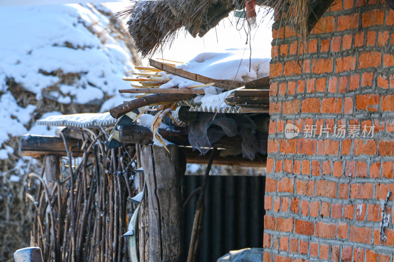 积雪覆盖的乡村小屋一角