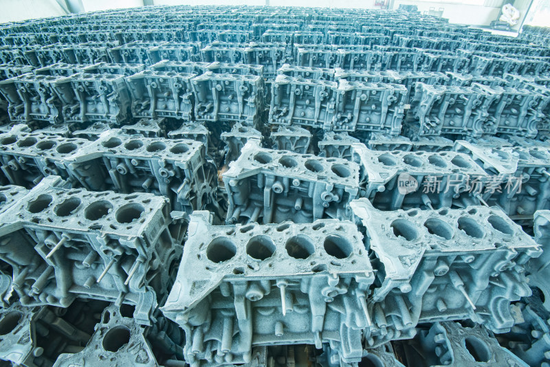 工厂内大量机械零部件堆放