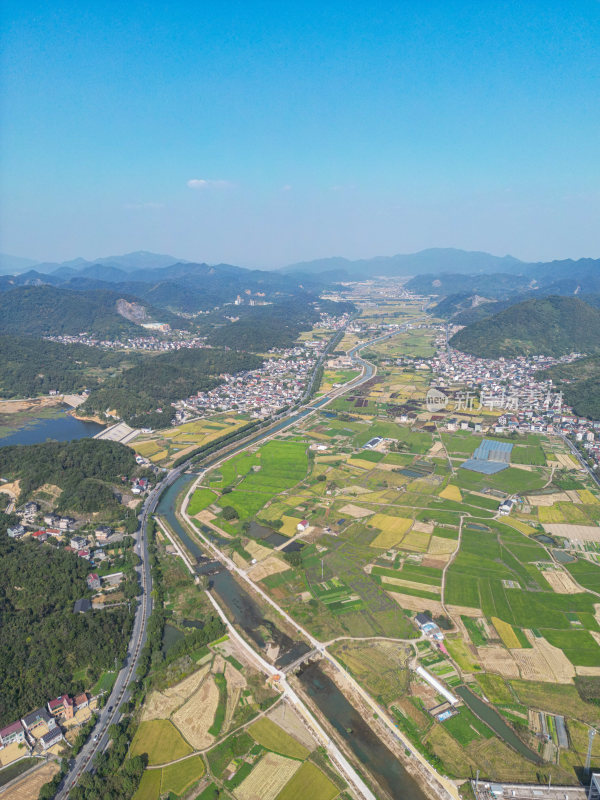 航拍青山乡村稻田风光