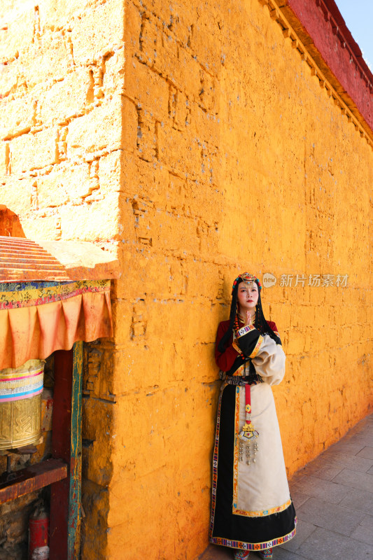 中国拉萨布达拉宫前的少数民族藏族女人