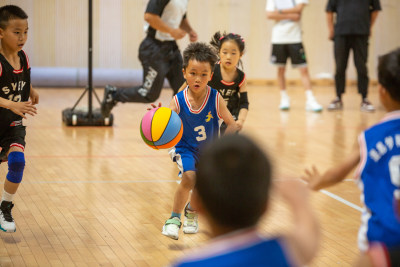 幼儿体育大会中的篮球对战