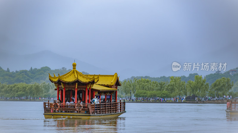 中式游船行驶在湖面上