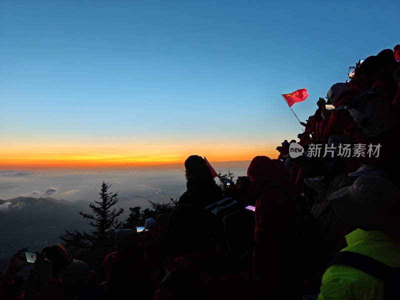 飘动的红旗和旭日东升的太阳