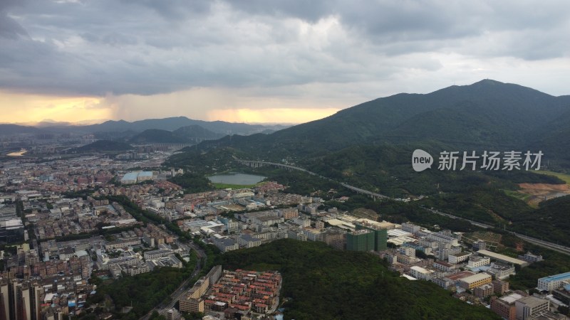 广东东莞：晚霞中的骤雨