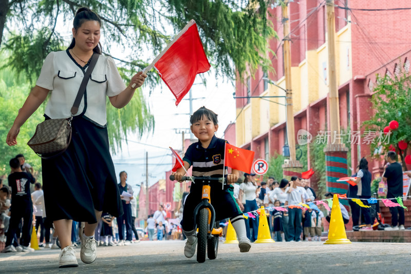 幼儿园孩子平衡车比赛体育运动迎国庆