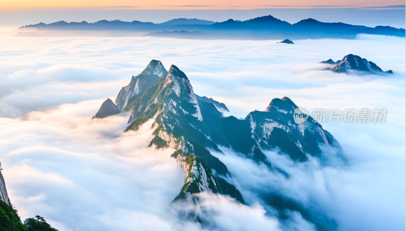 云雾缭绕的壮丽华山山景