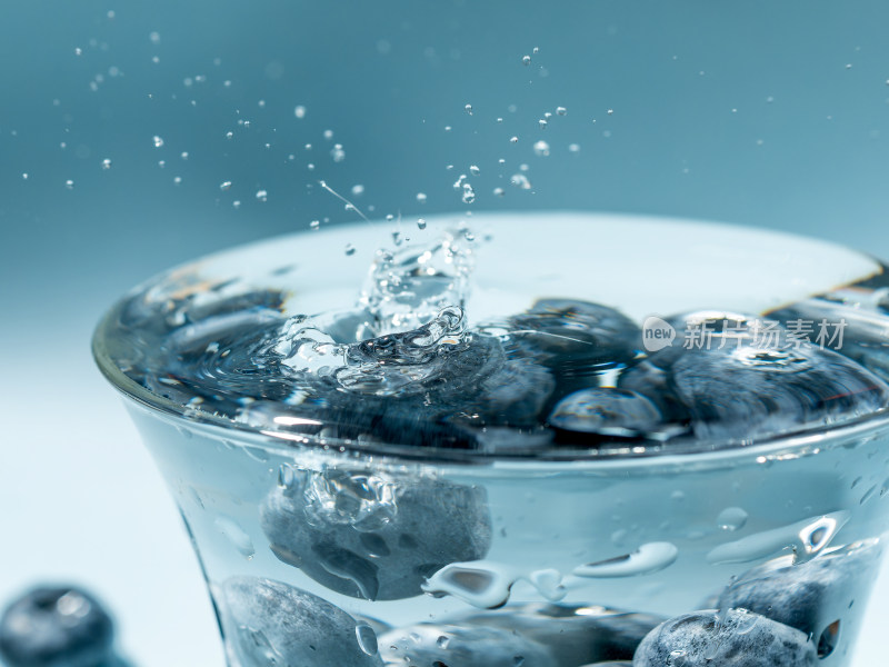 蓝莓入水瞬间特写