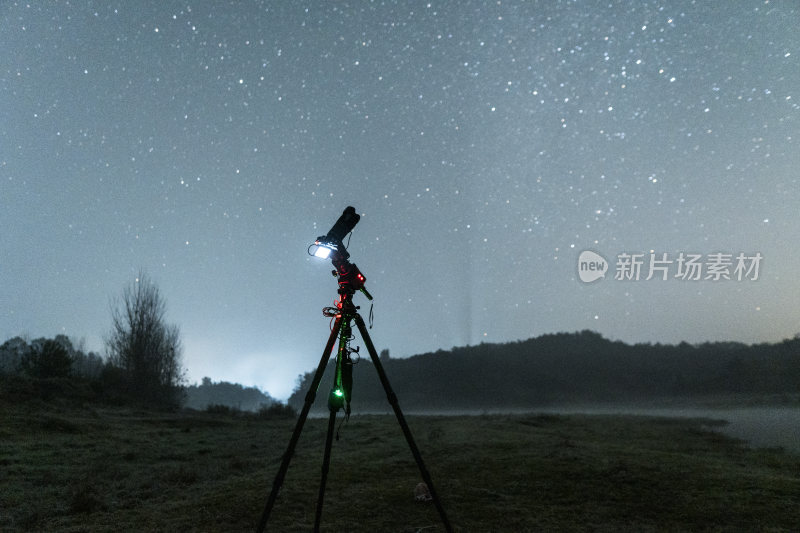 户外三脚架天文望远镜观测星空夜景