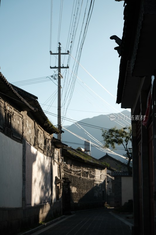 古街巷与远山电线景观