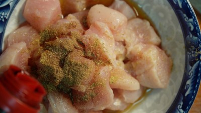 清洗鸡胸肉切鸡胸肉加入调料腌制