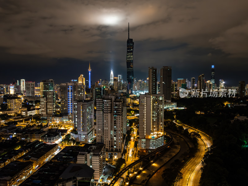 马来西亚吉隆坡莫迪卡石油双子塔夜景航拍