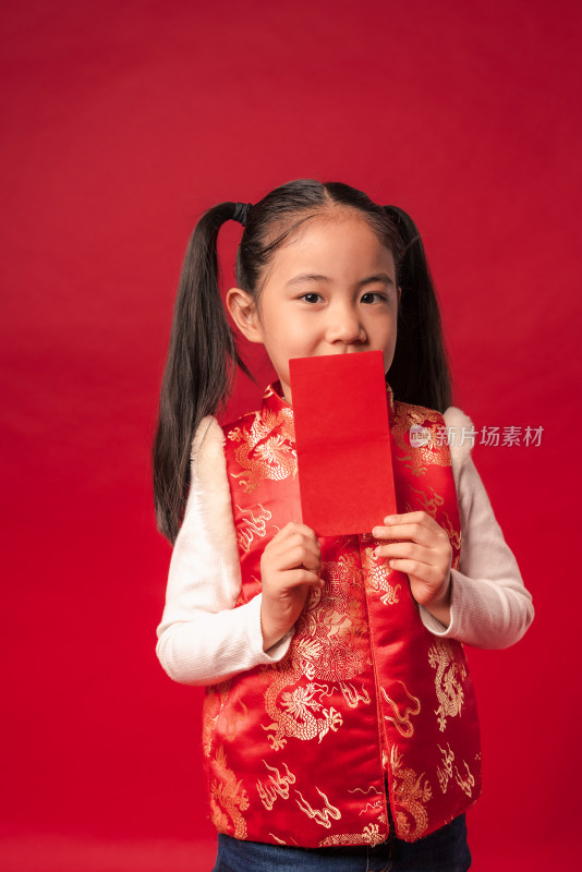 站在红色背景前拿红包的中国女孩