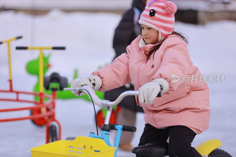 冬日小女孩雪地玩耍