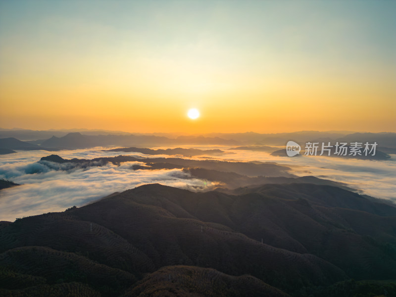 航拍日出时的高山和云海自然风光