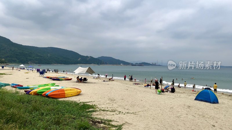 热闹的海滨沙滩休闲场景