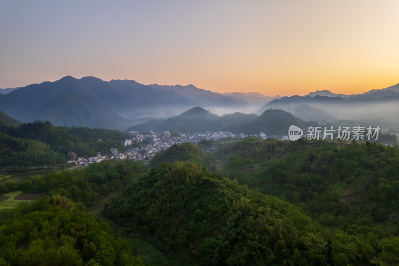 山间村落晨曦全景