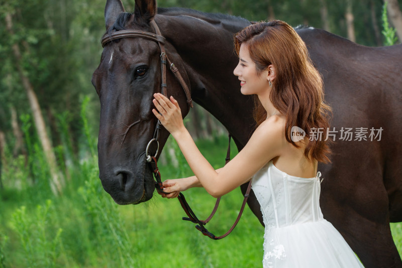 漂亮自信的青年女人牵着马