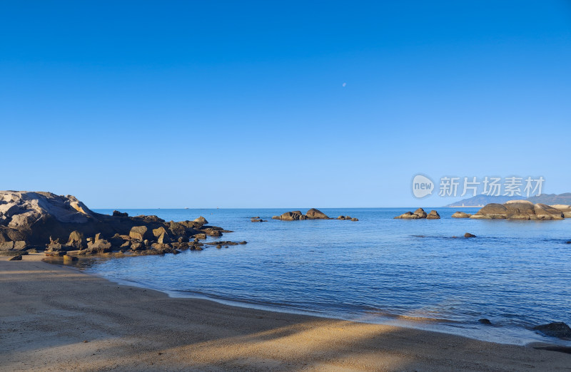 海天一色的宁静海岸