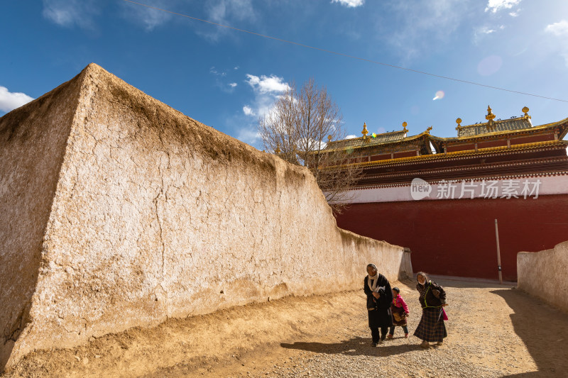 蓝天白云下的阿坝各莫寺寺院建筑