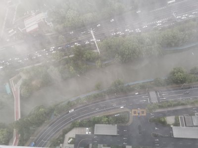 高楼下的雨天